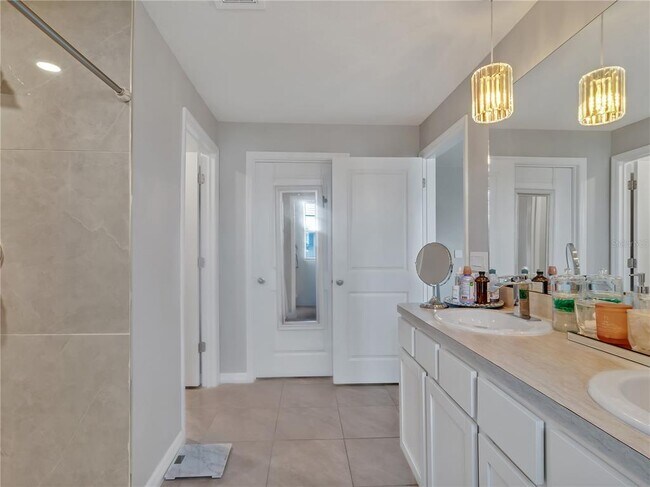 Building Photo - 5289 Fiddle Fig Ave