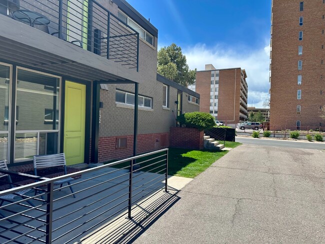 Building Photo - Lovely condo in the heart of Mayfair!