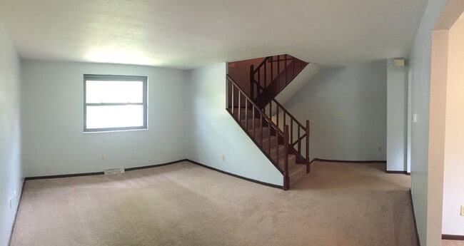 Building Photo - 2 Bedroom Townhouse in Shaler