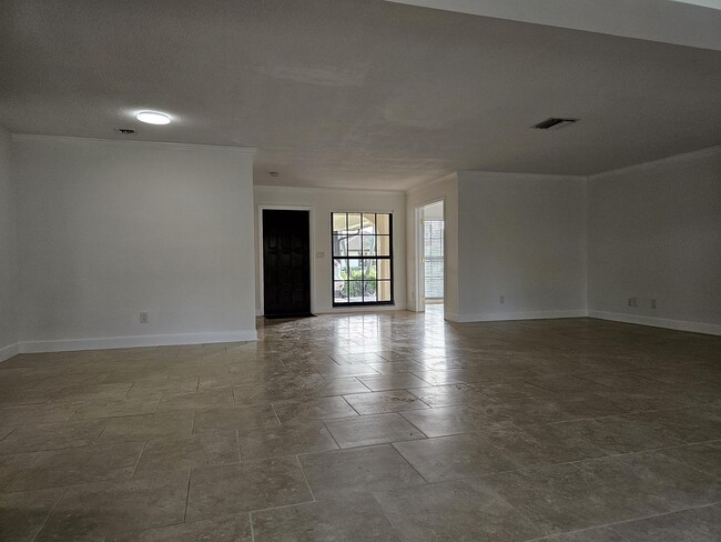 Building Photo - 435 Pine Villa Dr