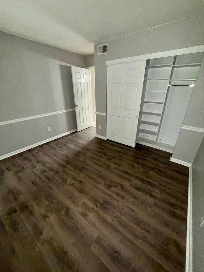 Building Photo - Fully Renovated 2 Bed, 2 Bath Ground-Floor...
