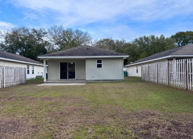 Building Photo - "Charming 3-Bedroom Home with 2 Full Baths on 7th Ave, Shalimar!"