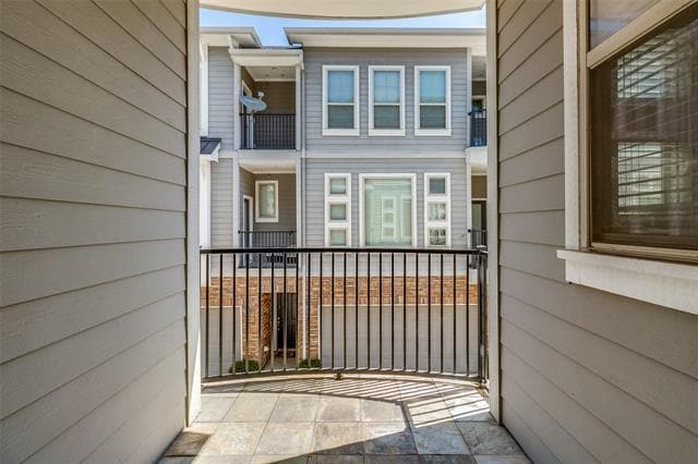 Building Photo - 2326 Stutz Dr