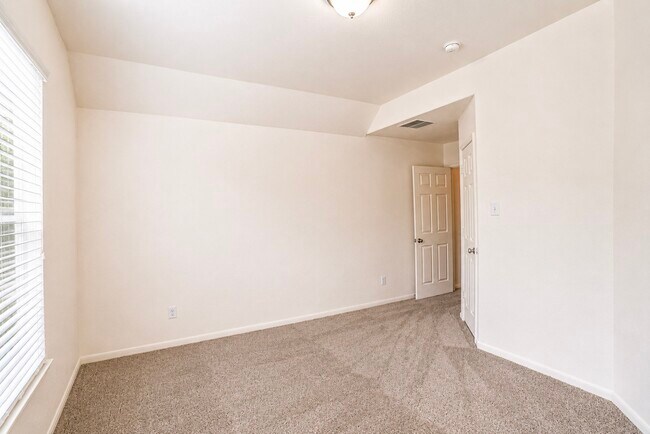 Building Photo - 3303 Belmont River Ln