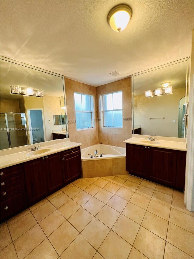 Building Photo - 1421 SW 153rd Path