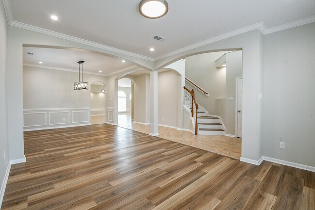 Building Photo - 815 Robins Way