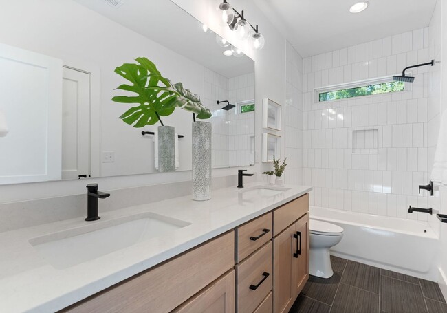 Building Photo - 2006 St Johns St