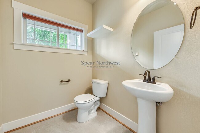 Building Photo - 552 NE 77th Ave