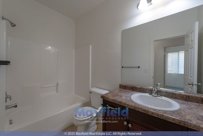 Building Photo - BRAND NEW CARPET - 6BD 4BTH 2GAR - Home in Lehi