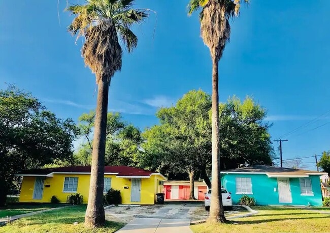 7 Plex - 1801 W Craig Pl