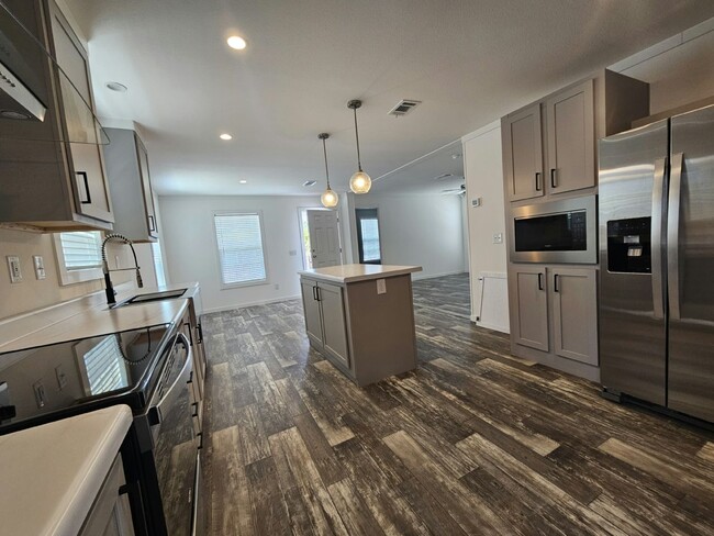 Building Photo - 6710 Hidden Oaks Dr