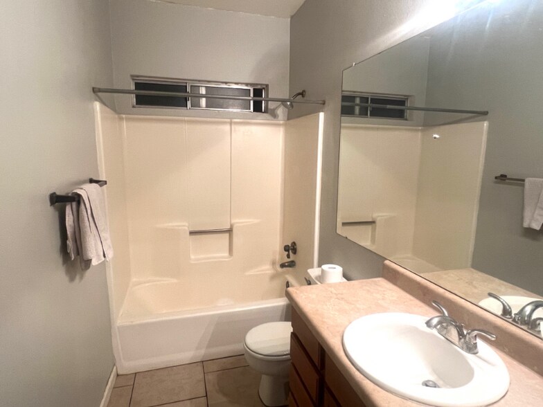 Building Photo - 3001 W Hampshire Ct