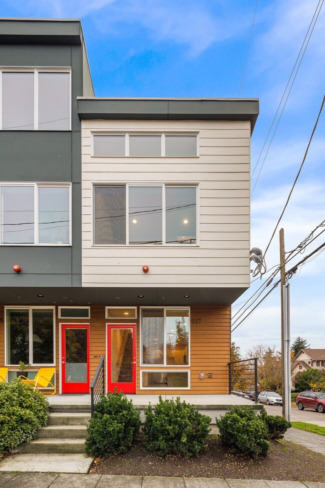 Building Photo - Ballard 2 Bedroom Townhome - End Unit with...