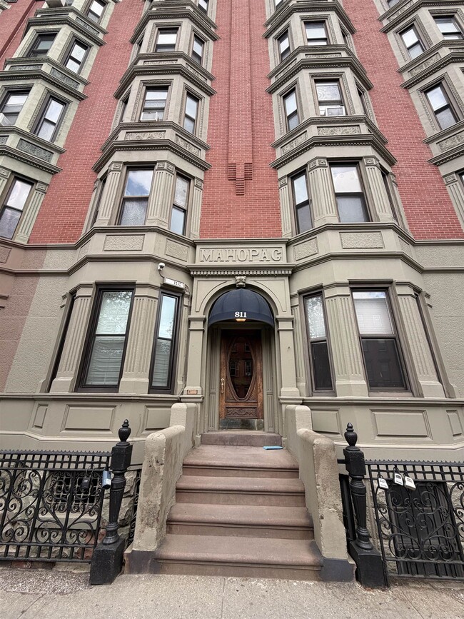 Building Photo - 811 Washington St