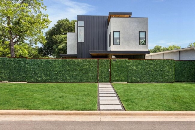 Building Photo - 1304 Comal St