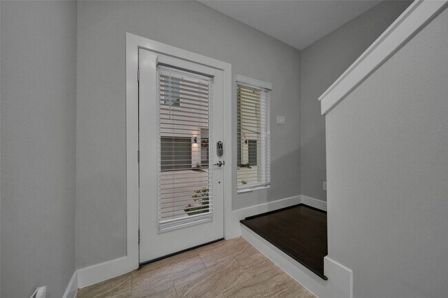 Building Photo - 2426 Cochran St