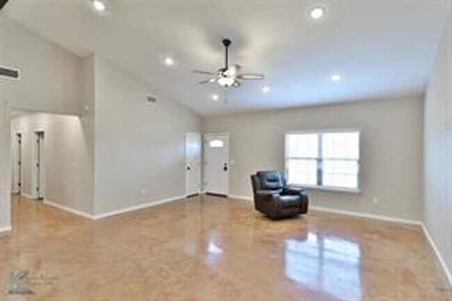 Building Photo - 1468 Bettis St