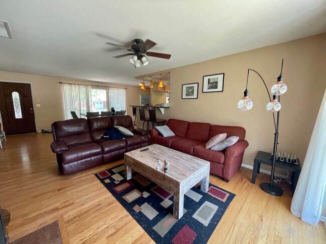 Building Photo - 6 Bed/3 Bath Home in Table Mesa