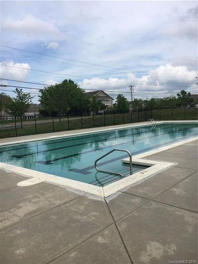 Building Photo - Beautiful 3BR 2.5BA Home w/ Community Pool Access in Calloway Glen