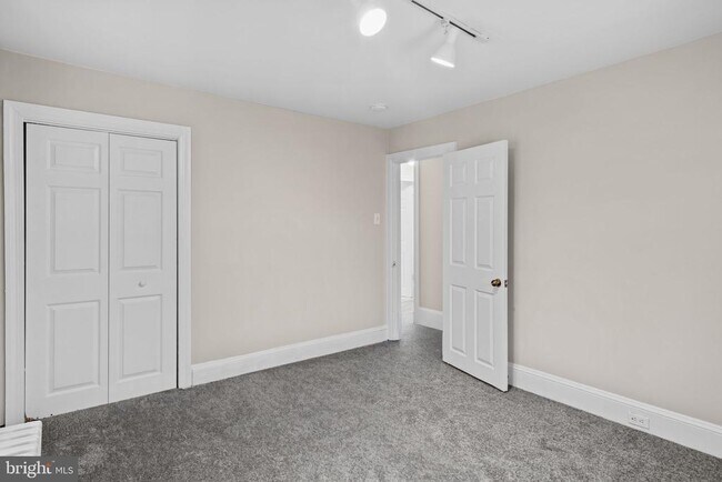 Building Photo - 716 E Railroad Ave