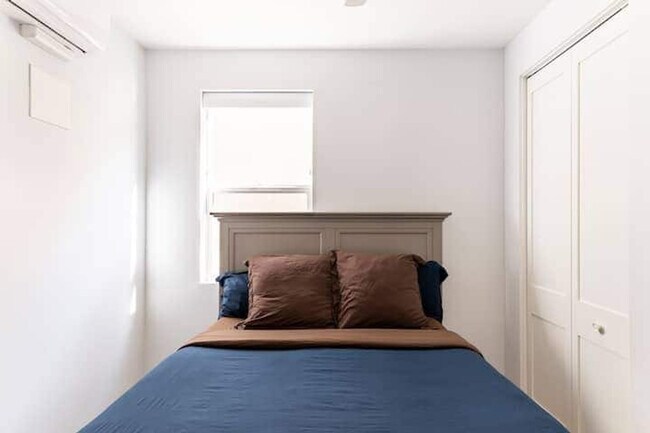 Building Photo - 717-21 Island Ct