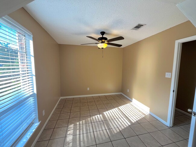 Building Photo - 4 Bed Home Close to NAS Pensacola