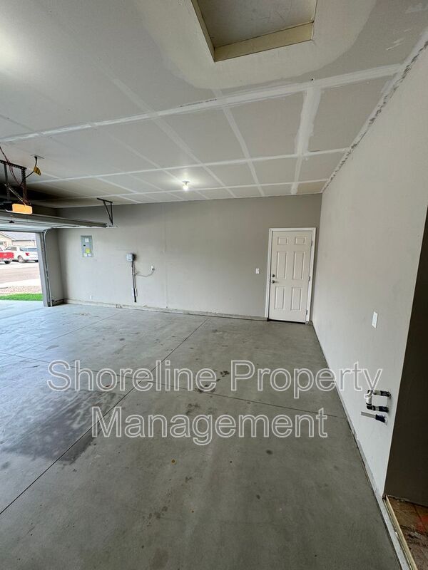 Building Photo - 511 Diamond Lake St