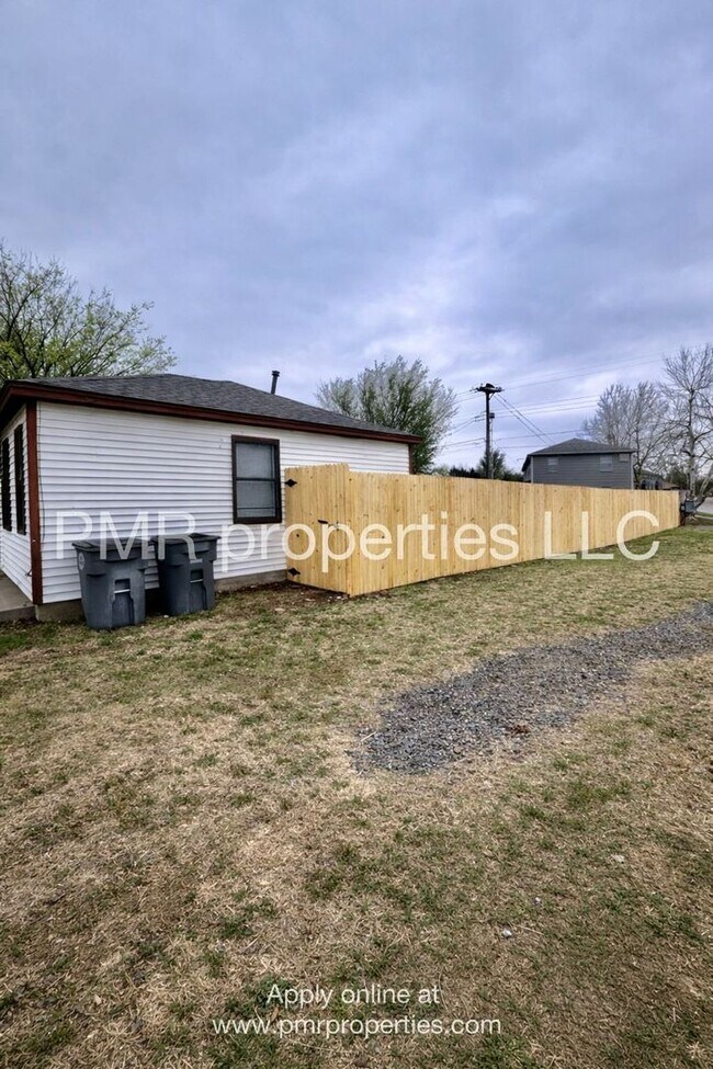 Building Photo - 3 Bedrooms / 1 Bathroom House