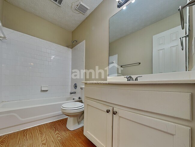 Building Photo - 700 Rosehill Ln