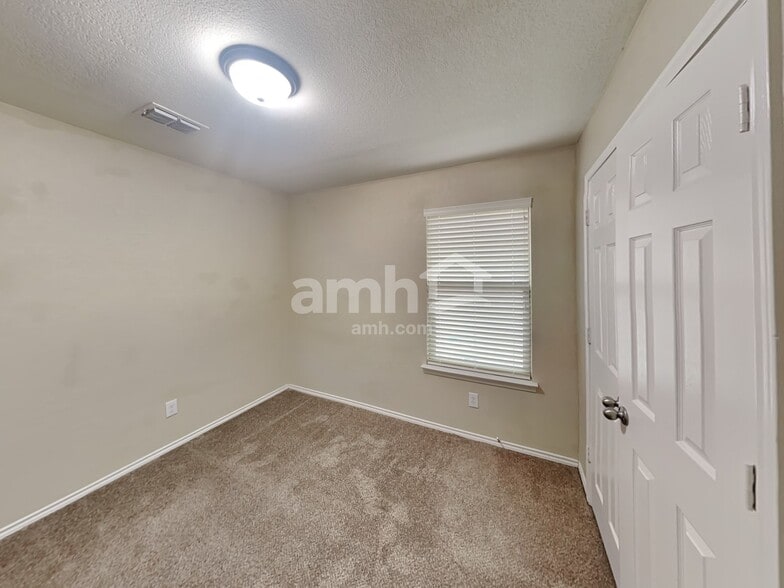 Building Photo - 9054 Canter Horse