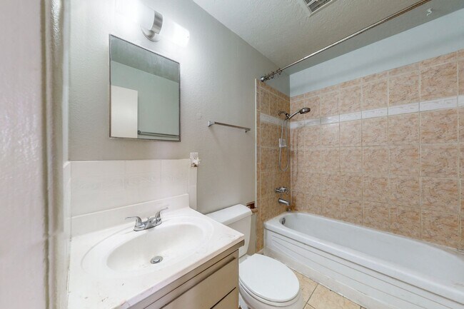 Building Photo - North Valley 3 bedroom Townhouse