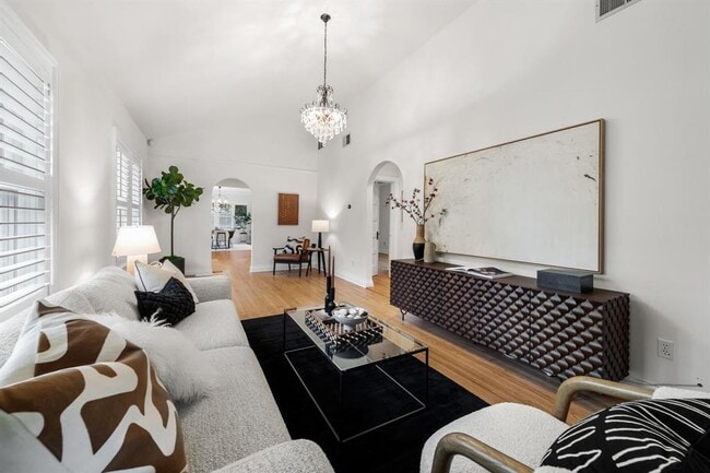 Building Photo - 512 E 49th St
