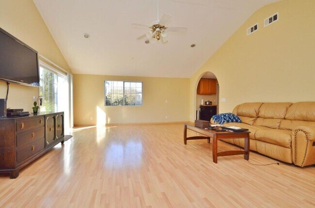 Building Photo - $3,490 / GORGEOUS CENTRAL FREMONT HOME COM...