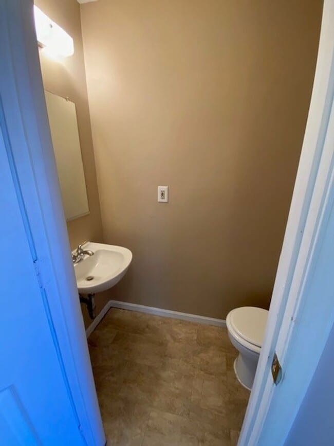 Building Photo - Gorgeous 3 Bedroom Townhome!
