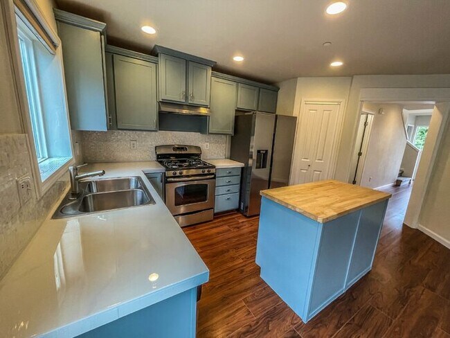 Building Photo - 3 Bed 2.5 Bath 2 Car Garage 1493sf Low maintenance yards. Prime Location.