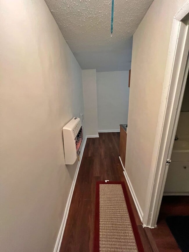 Building Photo - Recently renovated 1 Bedroom Duplex Ready ...