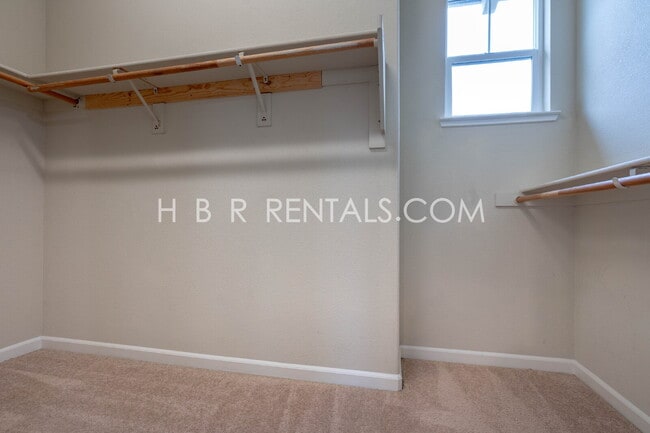 Building Photo - South Tracy 4-Bed Home with First-Floor Bedroom