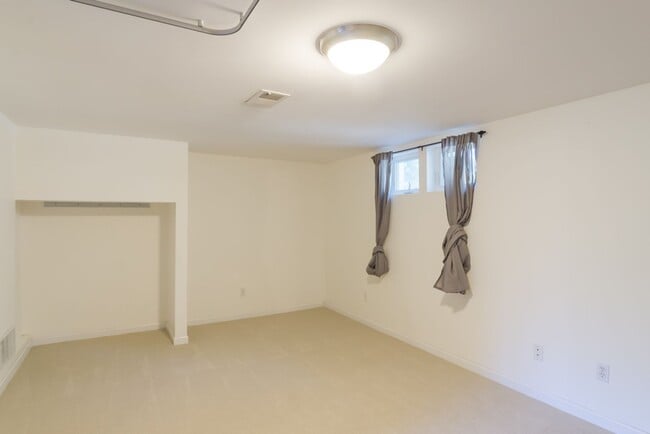 Building Photo - 2bd/1.75ba Seattle House