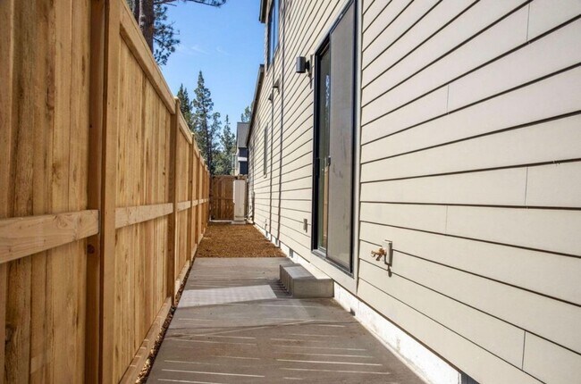 Building Photo - Gorgeous BRAND NEW 3-Bdr/2.5-bath with Loft in beautiful Sunset Meadows! -Sisters, Oregon