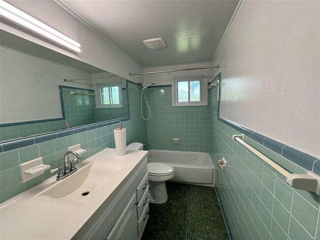 Building Photo - 114 Jackson St