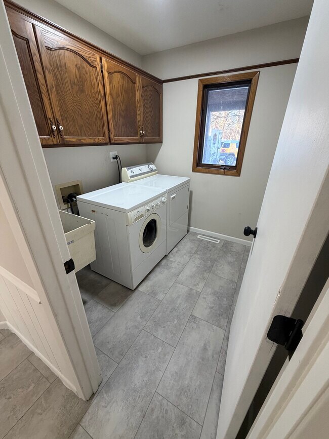 Building Photo - 7431 Lake Dr