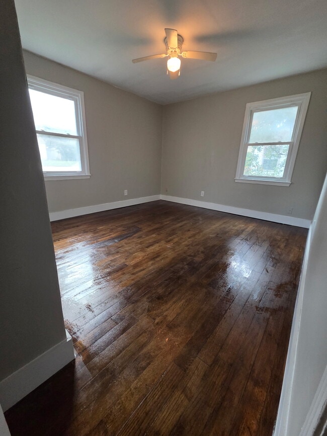 Building Photo - 2058 Holmes Dr