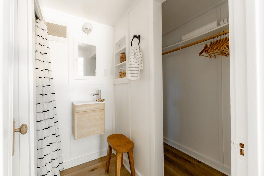 walk in closet - 9457 El Tejado Rd