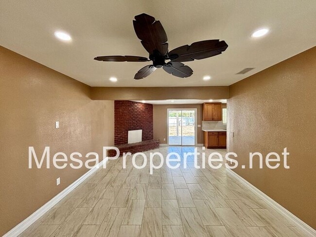 Building Photo - 16059 Iris Dr