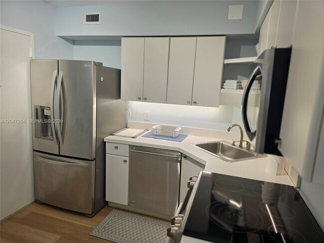 Building Photo - 5151 Collins Ave