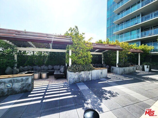 Building Photo - 3785 Wilshire Blvd