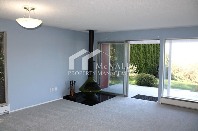Building Photo - Beautiful 1 Bedroom Water View Condo