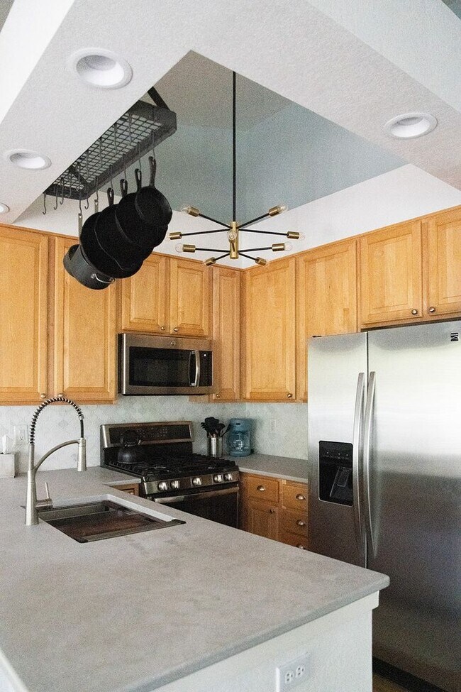 Building Photo - 2 BDR Gorgeous Updated Townhome with Huge Garden