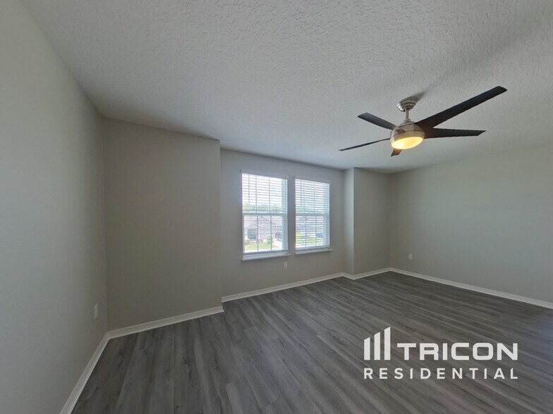 Building Photo - 4321 Desert Rose Ave