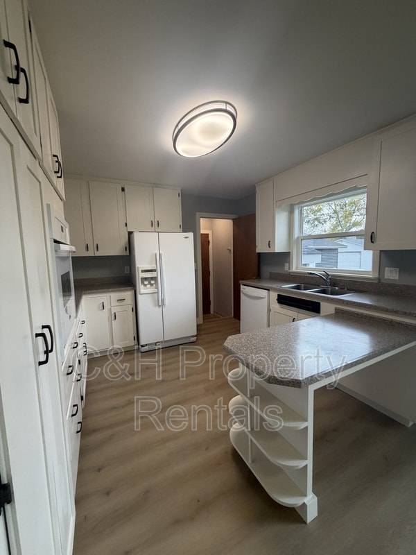 Building Photo - 915 Avenue F